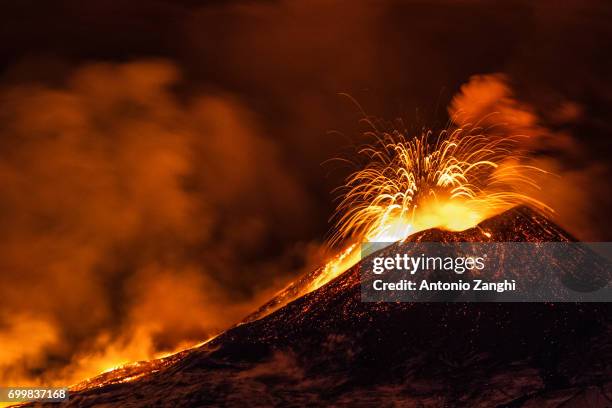 volcano etna eruption - mt etna foto e immagini stock