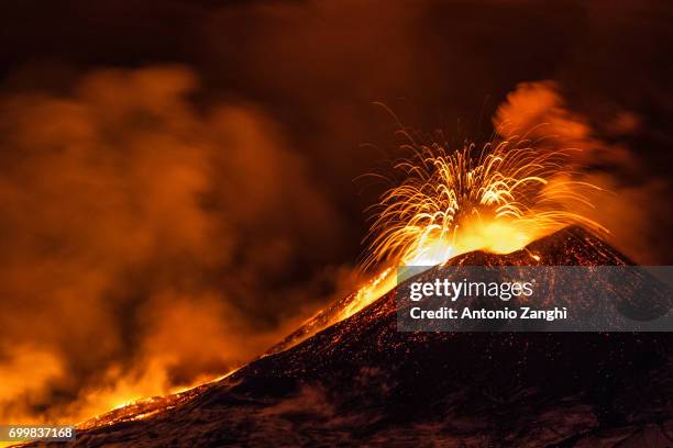 volcano etna eruption - etna foto e immagini stock