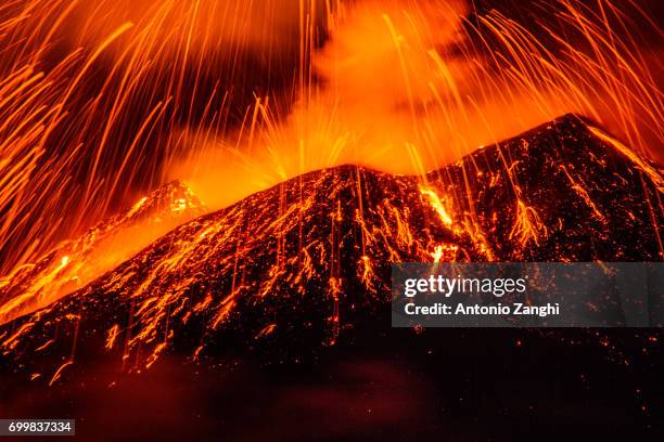 volcano etna eruption - etna foto e immagini stock