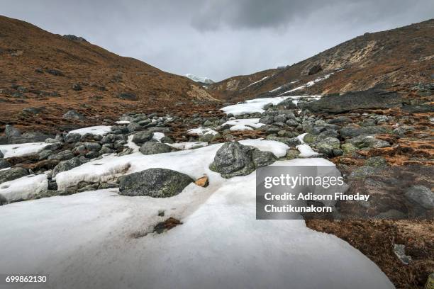 glacier at the top of chola pass, everest region - kangtega stock pictures, royalty-free photos & images