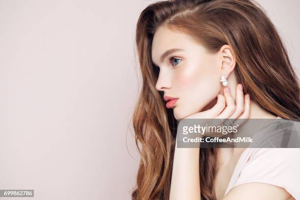 studio skott av ung vacker kvinna - örhänge bildbanksfoton och bilder