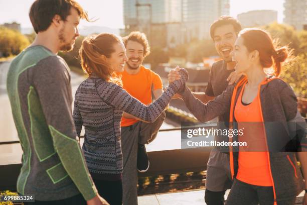 女運動員互相問候 - sports team event 個照片及圖片檔