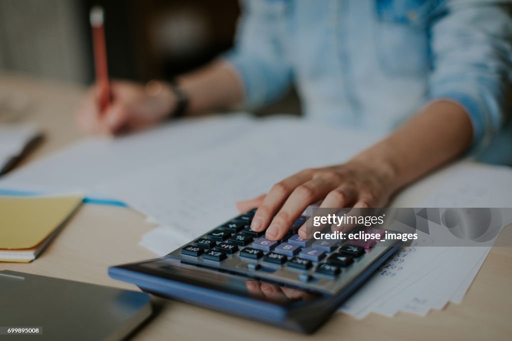 Étudiant utilise la calculatrice pour aider avec les devoirs de maths