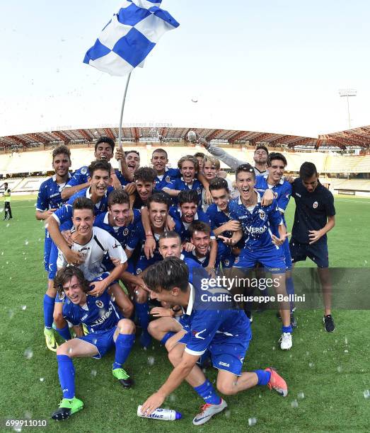 Players of FC Como celebrate the victory after the U16 Lega Pro Final match between Calcio Padova and FC Como on June 22, 2017 in Cesena, Italy.