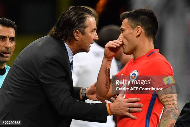 Chile's Spanish coach Juan Antonio Pizzi speaks to Chile's midfielder Charles Aranguiz during the 2017 Confederations Cup group B football match...