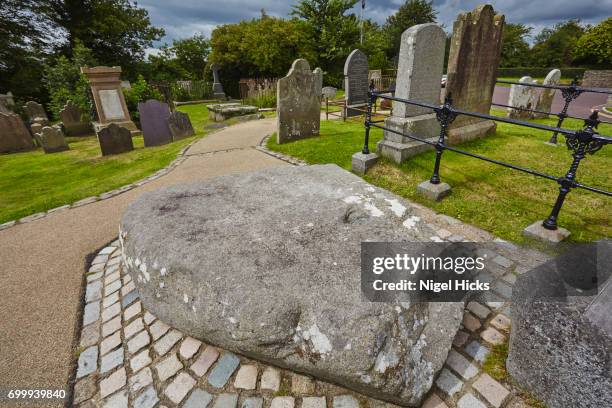 the grave of st patrick (supposedly) in the grounds of down cathedral, downpatrick, county down, northern ireland, uk. - saint patrick fotografías e imágenes de stock