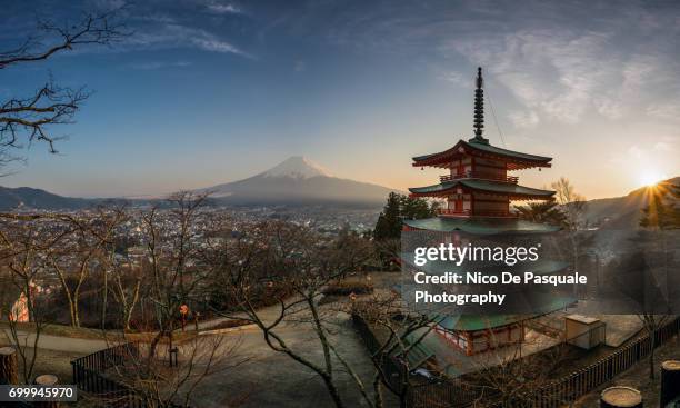 mount fuji view at sunset - pagoda templo fotografías e imágenes de stock