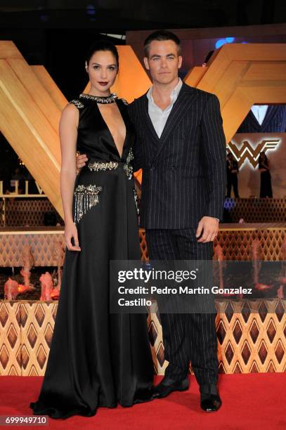 Gal Gadot and Chris Pine pose during the red carpet of 'Wonder Woman' at Parque Premier Toreo on May 27, 2017 in Mexico City, Mexico.