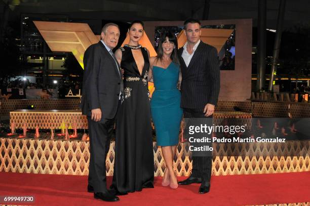 Chuck Roven, Gal Gadot, Patty Jenkins and Chris Pine pose during the red carpet of 'Wonder Woman' at Parque Premier Toreo on May 27, 2017 in Mexico...