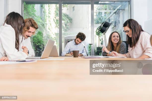 werken samen in een nieuw bedrijf - agency creative stockfoto's en -beelden