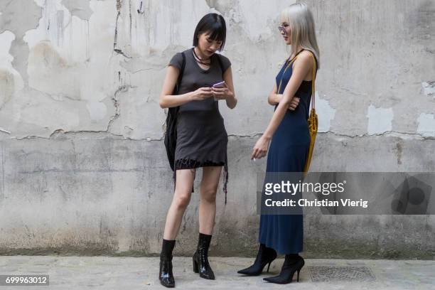 Guests wearing dresses outside Boris Bidjan Saberi during Paris Fashion Week - Menswear Spring/Summer 2018 on June 22, 2017 in Paris, France.