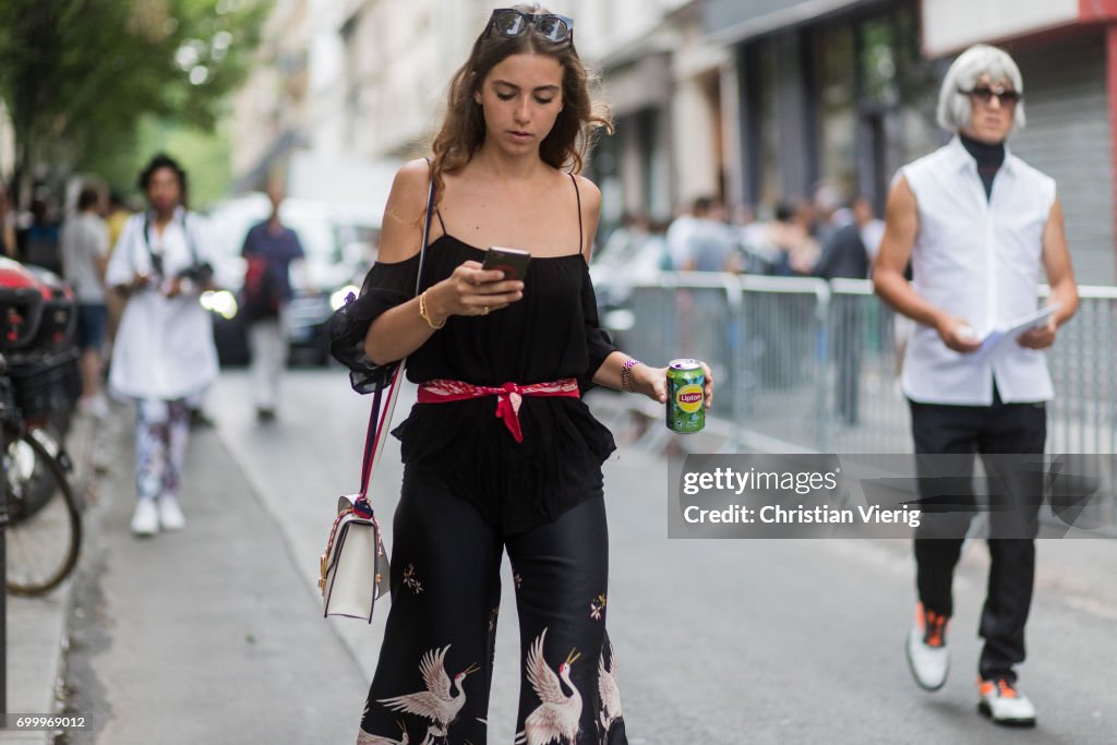 Street Style - Paris Fashion Week - Menswear Spring/Summer 2018 : Day Two