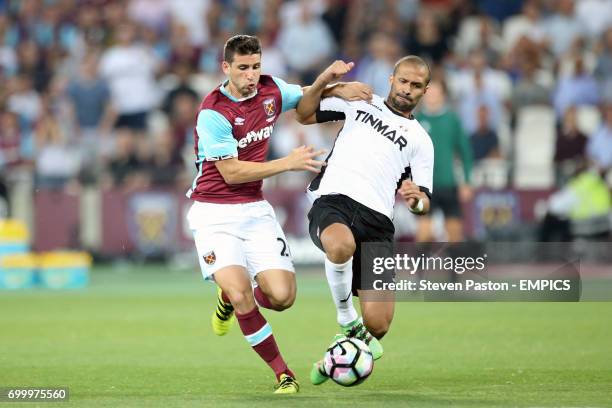 West Ham United's Jonathan Calleri and Astra Giurgiu's Geraldo Alves