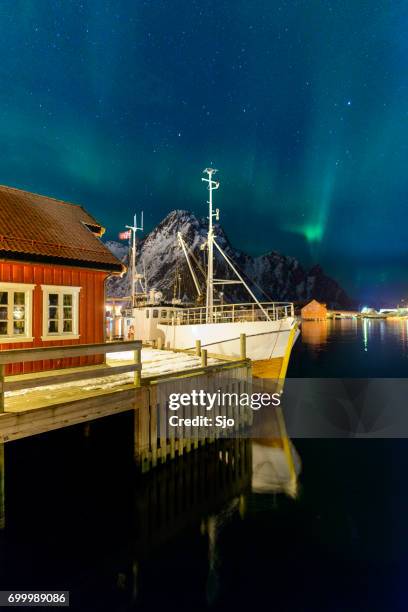 noorderlicht boven de haven van svolvaer in de lofoten, noorwegen - lofoten en vesterålen stockfoto's en -beelden