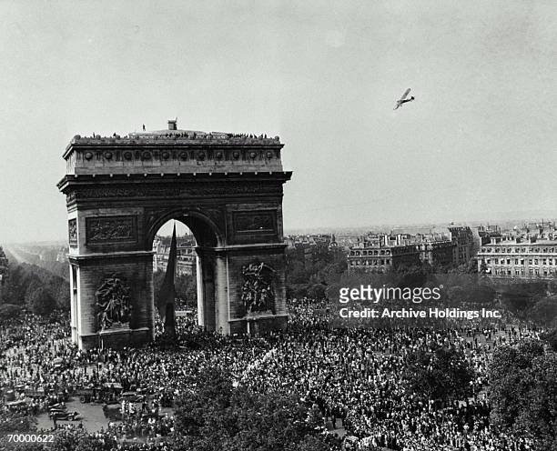 paris in triumph - seconde guerre mondiale photos et images de collection