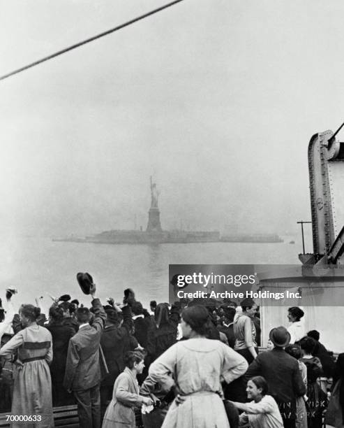 ellis island view, deck of ship pulling into new york harbor, c. 1900 - ilha de ellis imagens e fotografias de stock