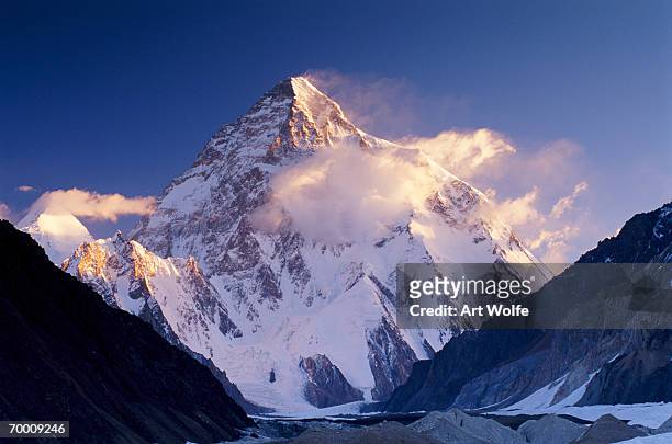 pakistan, karakorum range, concordia and k2 covered in snow - k2 mountain stock-fotos und bilder