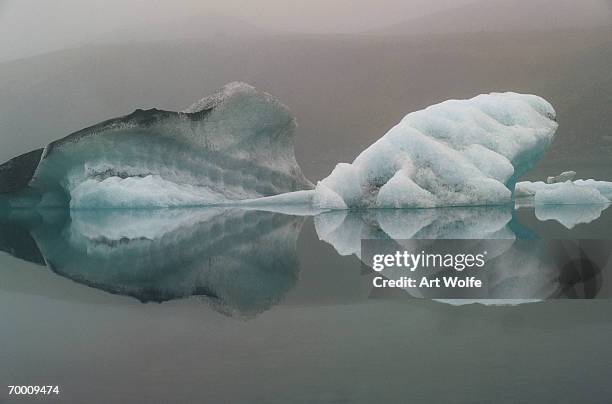 iceland, breidamerjokull region, jokulsarlon lagoon, icebergs - breidamerkurjokull glacier stockfoto's en -beelden