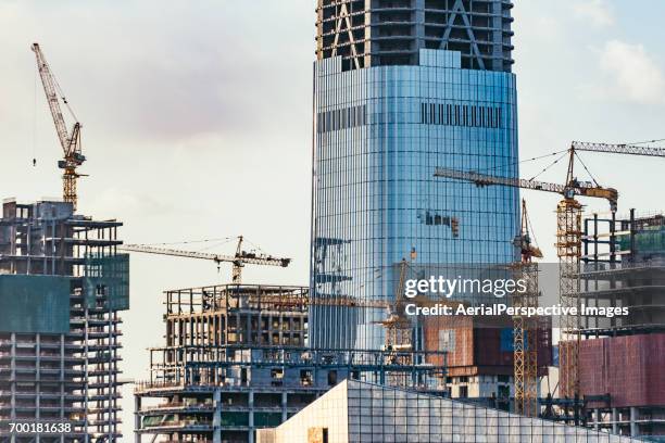 urban construction - skyscraper construction stock pictures, royalty-free photos & images