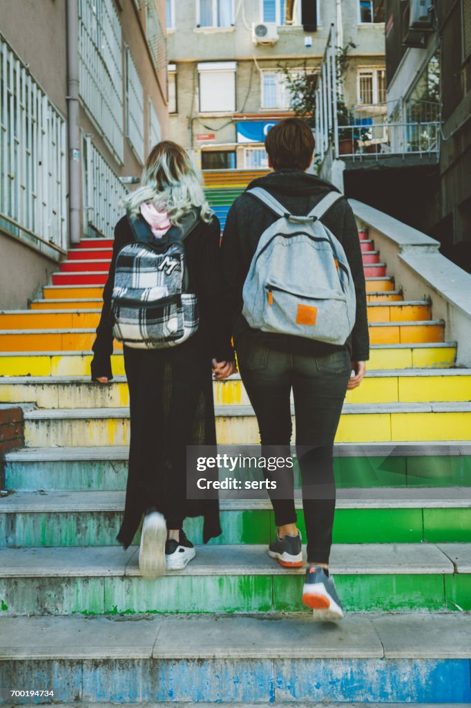 Coppia lesbica urbana che cammina per strada