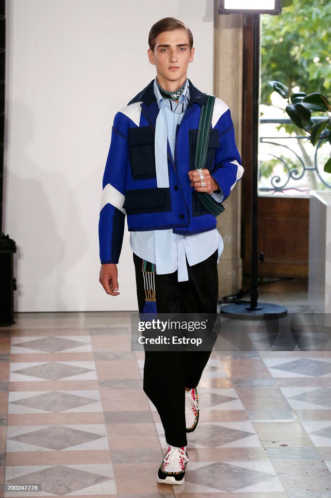 Valentino : Runway - Paris Fashion Week - Menswear Spring/Summer 2018