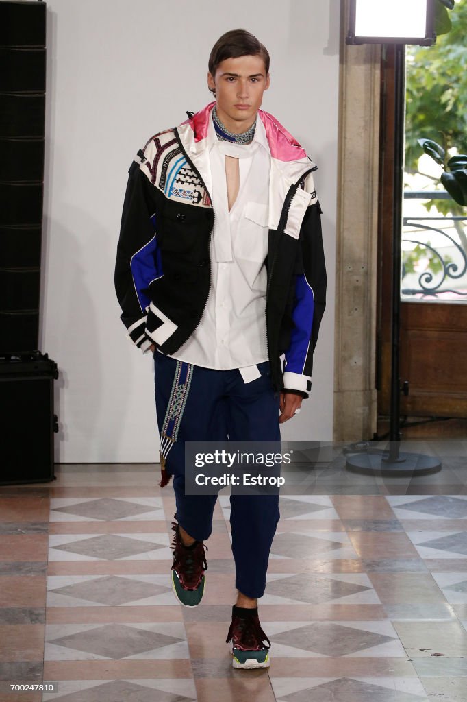 Valentino : Runway - Paris Fashion Week - Menswear Spring/Summer 2018