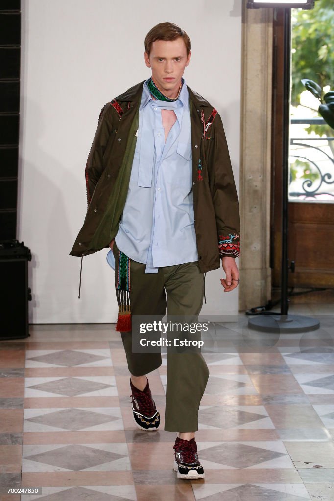 Valentino : Runway - Paris Fashion Week - Menswear Spring/Summer 2018