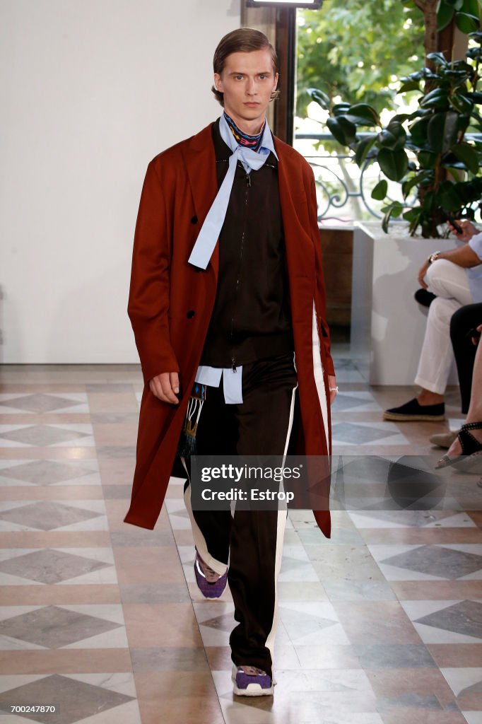 Valentino : Runway - Paris Fashion Week - Menswear Spring/Summer 2018