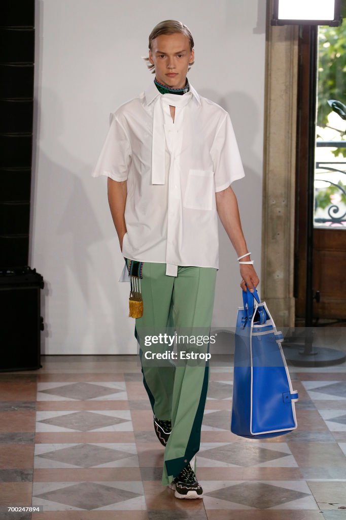Valentino : Runway - Paris Fashion Week - Menswear Spring/Summer 2018