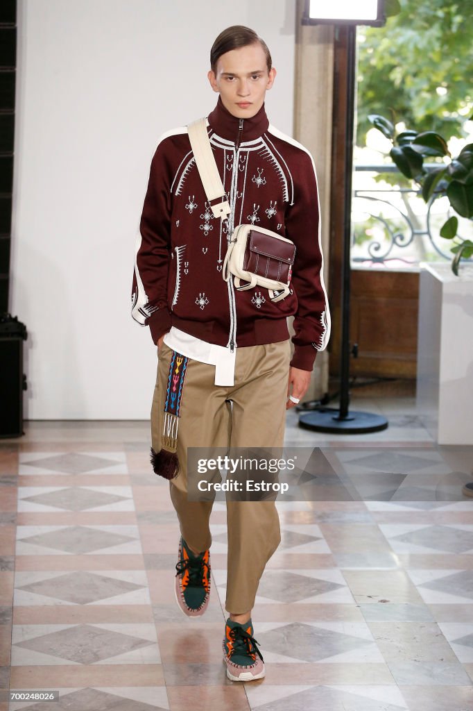 Valentino : Runway - Paris Fashion Week - Menswear Spring/Summer 2018