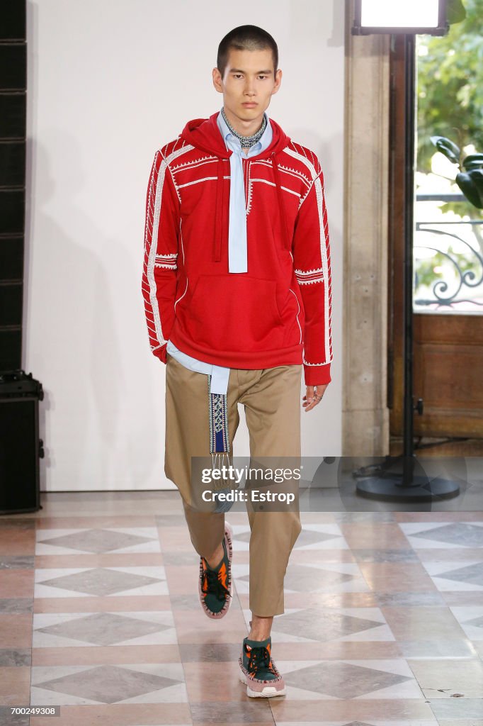 Valentino : Runway - Paris Fashion Week - Menswear Spring/Summer 2018