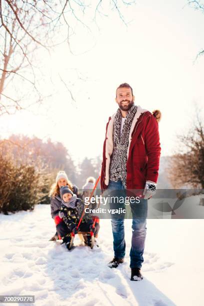 familie spaß im freien im winter - family in snow mountain stock-fotos und bilder