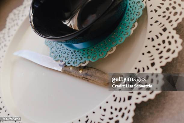 a knife and empty plates and bowls - küchenzubehör - fotografias e filmes do acervo