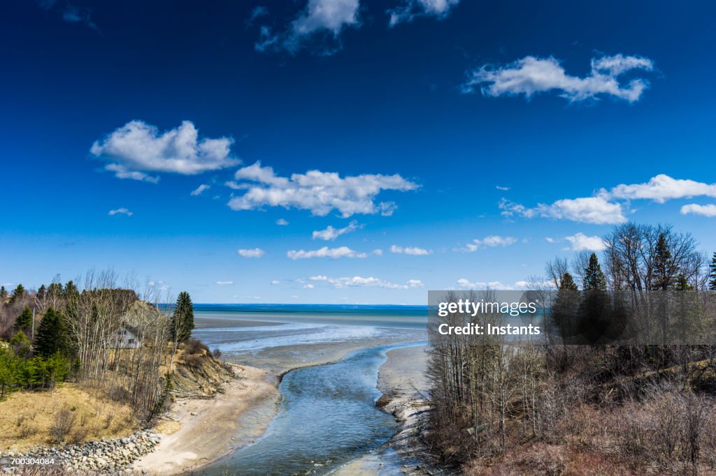 Ten noorden van La Malbaie, een uitzicht op de prachtige natuur van Charlevoix en Océan rivier, in de provincie Québec.