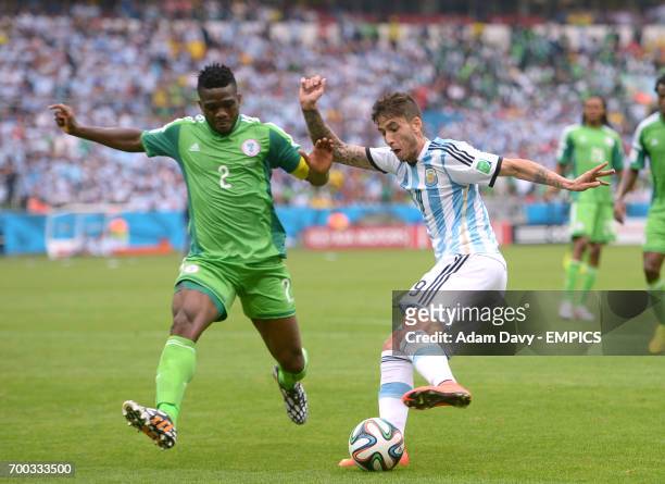 Nigeria's Joseph Yobo and Argentina's Ricardo Alvarez battle for the ball