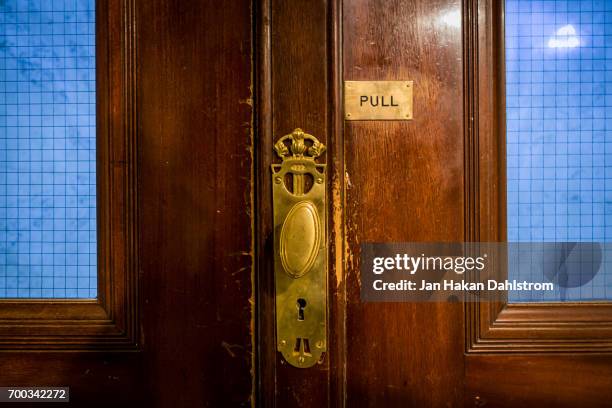 old door with brass pull sign - confidential englischer begriff stock-fotos und bilder