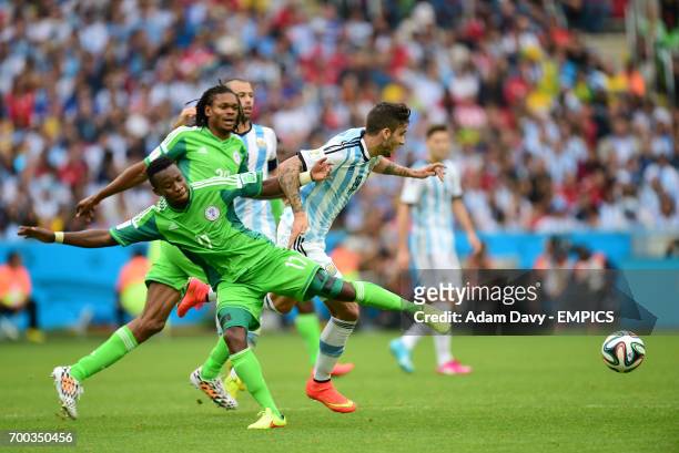 Nigeria's Ogenyi Onazi and Argentina's Ricardo Alvarez battle for the ball