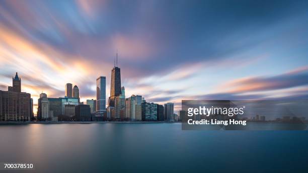chicago skyline - hancock building chicago stockfoto's en -beelden