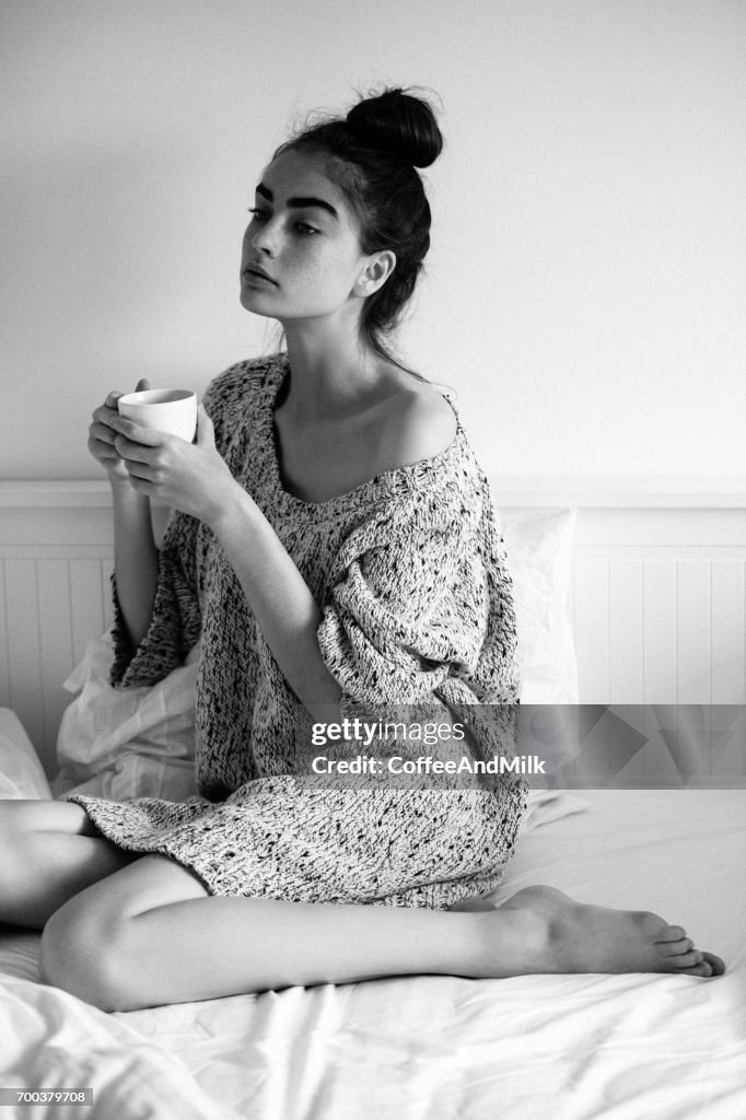 Junge Frau am Bett zu entspannen und genießen in Kaffee