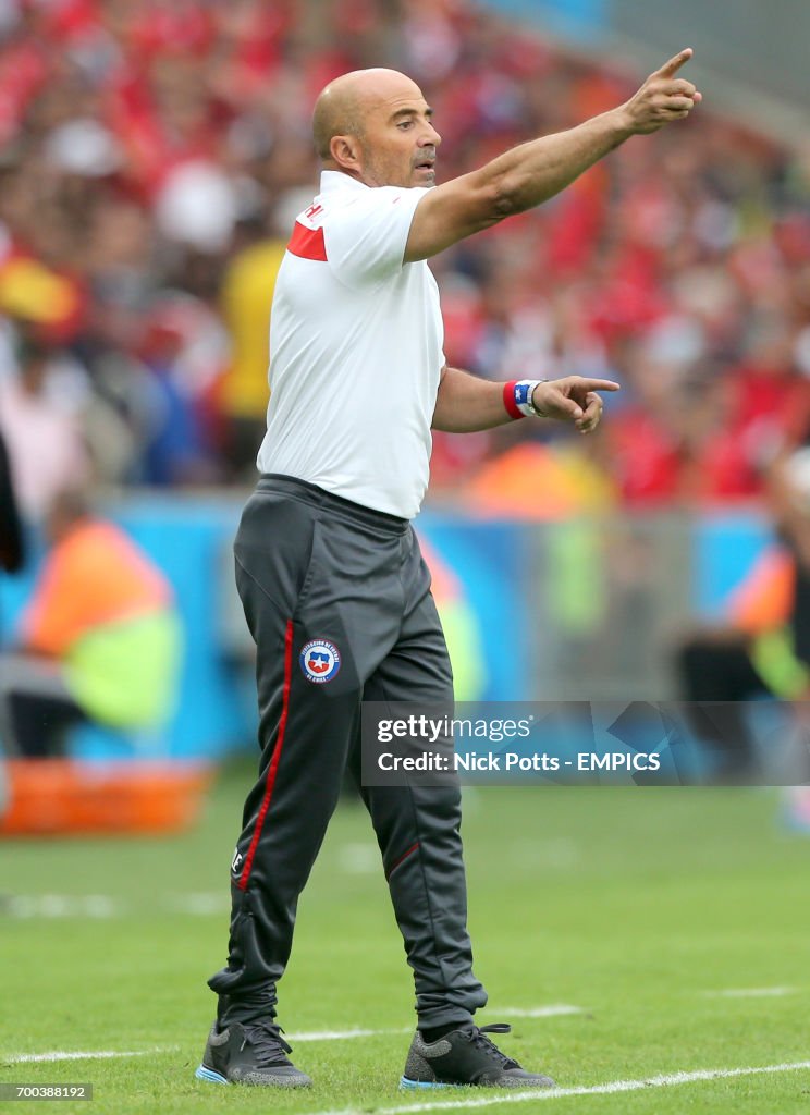 Soccer - FIFA World Cup 2014 - Group B - Spain v Chile - Maracana