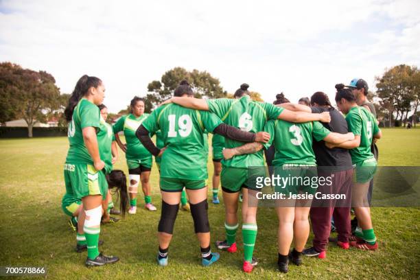 female rugby players have team talk at side of pitch - rugby union team fotografías e imágenes de stock