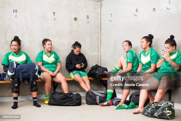 female rugby players in changing rooms sitting on benches - rugby players in changing room 個照片及圖片檔