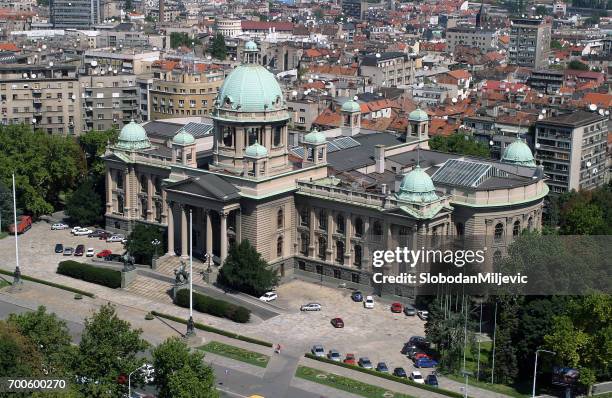edificio del parlamento nacional serbio en vista aérea de belgrado - belgrado fotografías e imágenes de stock