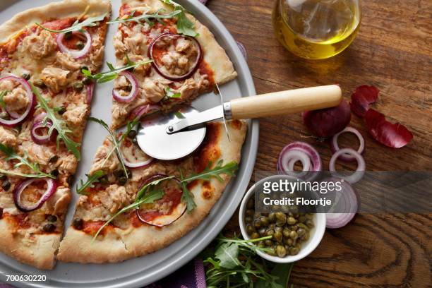 イタリア料理: マグロ ピザ静物 - ピザカッター ストックフォトと画像