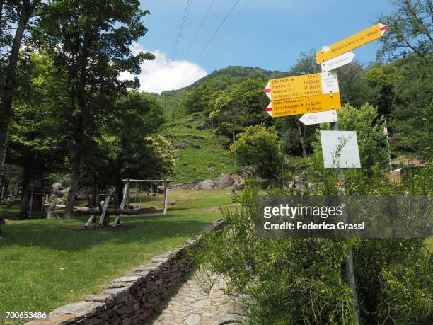 hiking trail at a crossroads with footpath signs - wegweiser schweiz stock-fotos und bilder
