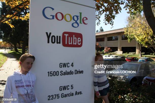 Enfants devant le panneau signalant les locaux de YouTube situés dans le Googleplex, siège social de Google à Mountain View, en Californie aux...