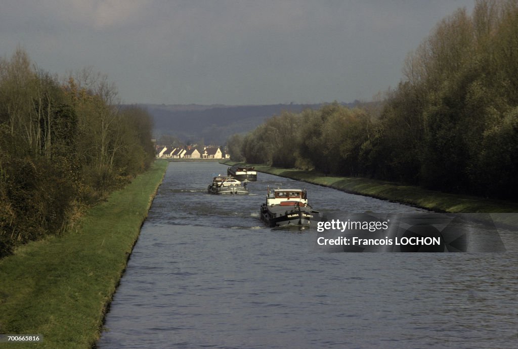 Péniches sur le canal de l'Oise