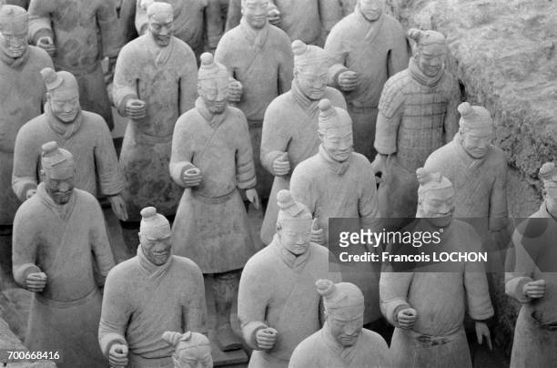Chantier archéologique des soldats en terre cuite de l'empereur Qin Shi Huang en octobre 1980 en Chine.