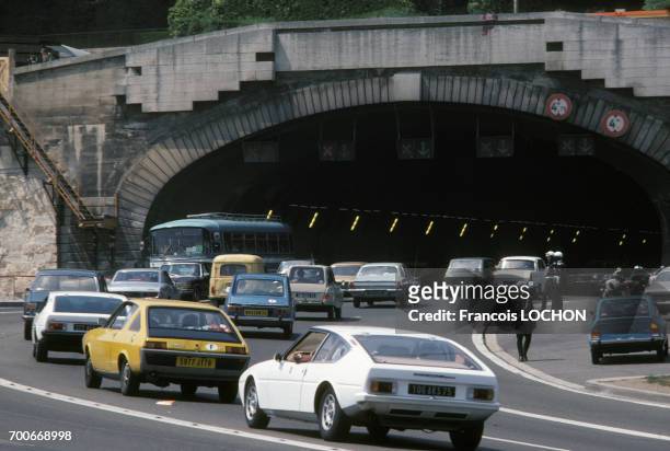 Circulation routière sous l'ancien tunnel de Saint-Cloud en juin 1976 à Paris, France.