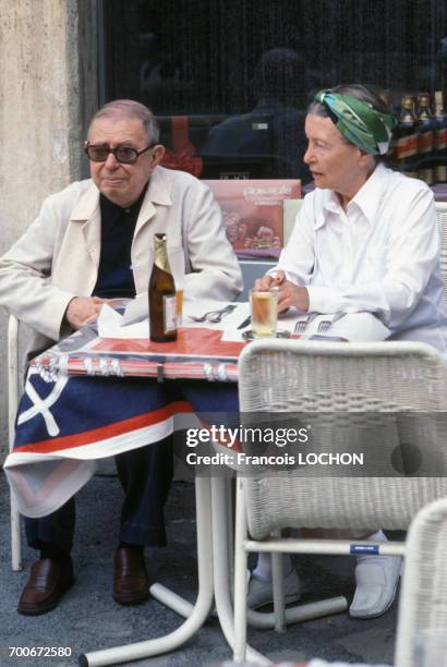 Jean-Paul Sartre et Simone de Beauvoir à la terrasse d'un café en septembre 1978 à Rome, Italie.